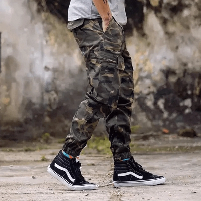 Gothic Cargo Hose gestylt mit Accessoires und alternativer Mode-Elemente zeigt komplette Outfit-Inspirationen und Trageoptionen
