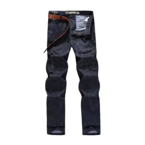 Dunkelblaue Gothic-Tencel-Cargohose Vorderansicht mit Premium-Ledergürtel, zeigt multifunktionale Utility-Cargo-Taschen, strukturiertes Karomuster und lockeren Safari-Schnitt-Silhouette für Alternative Herrenmode
