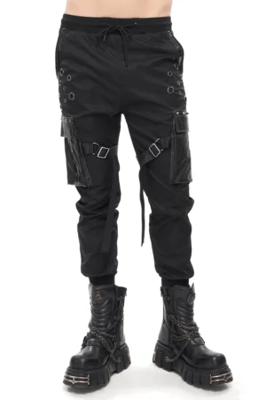 Herrn Gothic Cargo Joggers Vorderansicht getragen mit Chunky Biker Boots, zeigt Kordelzug-Taillenbund, Metallgrommet-Verzierung und studierte seitliche Taschen im Industrial Punk Stil