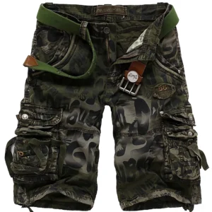 Armeegrüne Camouflage Cargo Shorts für Herren mit robustem Arbeitsstoff, Baumwolle, detailliertem Patchwerk-Emblem, grünem Textilgürtel und authentischem Taktik-Design für alternative Mode