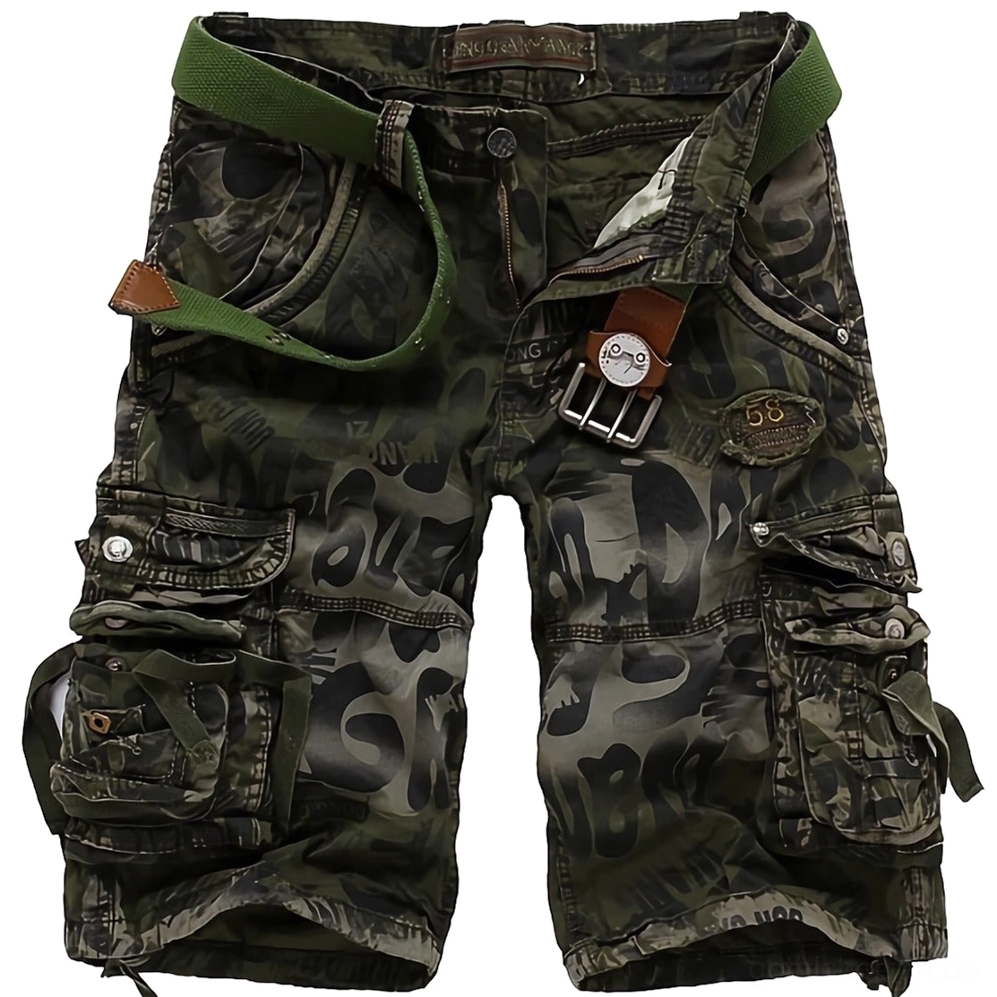 Armeegrüne Camouflage Cargo Shorts für Herren mit robustem Arbeitsstoff, Baumwolle, detailliertem Patchwerk-Emblem, grünem Textilgürtel und authentischem Taktik-Design für alternative Mode