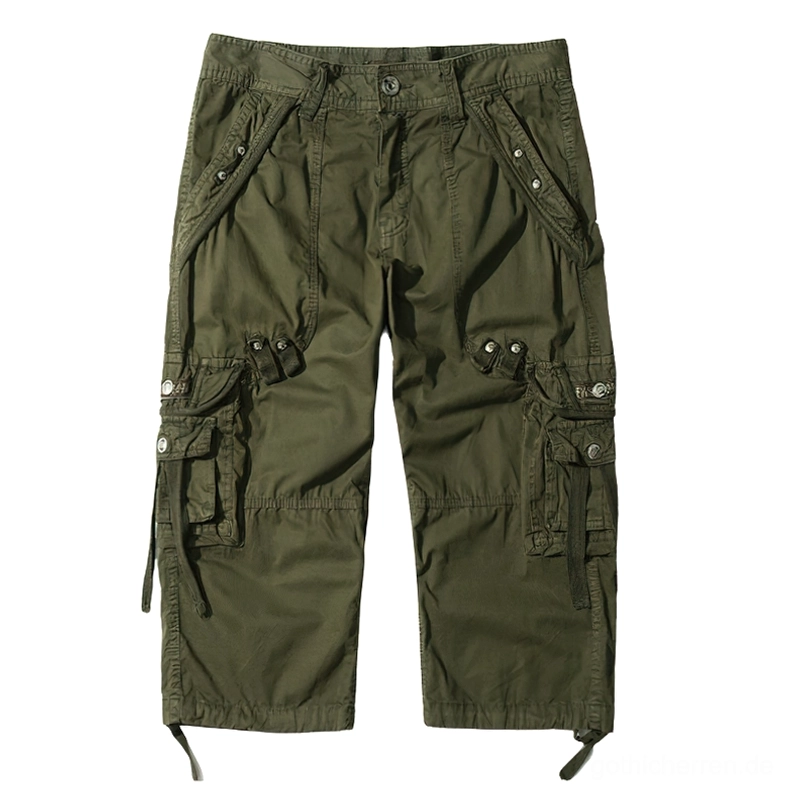 Vorderansicht von Militärgrün-Cargo-Shorts mit Knopfverschluss-Taillenband, geknöpften Taschenlappen-Details und verstellbaren Kordelzug-Säumen für taktische gotische Utility-Wear-Ästhetik