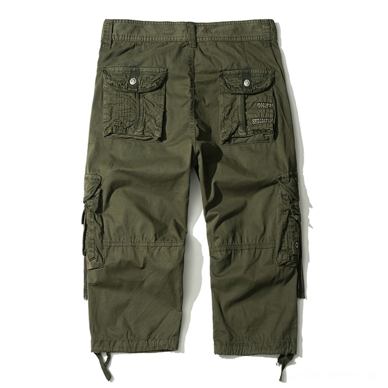 Rückansicht von Militärgrün-Cargo-Shorts mit geprägtem Text auf hinteren Taschenklappen, seitlichen Utility-Taschen, strukturierten Kordelzug-Säumen und funktionalen Details für alternative Mode