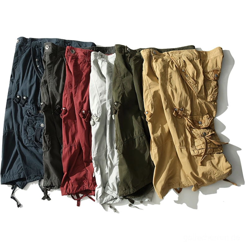 Sortierte Herren-Cargo-Shorts in verschiedenen gotischen Farben auf flacher Oberfläche – Bordeaux, Militärgrün, Khaki, Anthrazit und Navy – alle mit Multi-Tasche-Utility-Styling und Kordelzug-Details