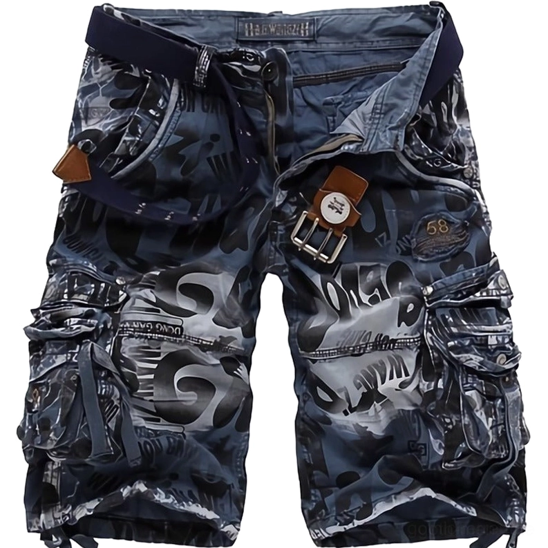 Blaugraue Camouflage Cargo Shorts für Herren mit moderner Gothic-Ästhetik, robustem Baumwollstoff, Seitentaschen, Metallschnalle und dunkelblauem Textilgürtel – Seitenansicht