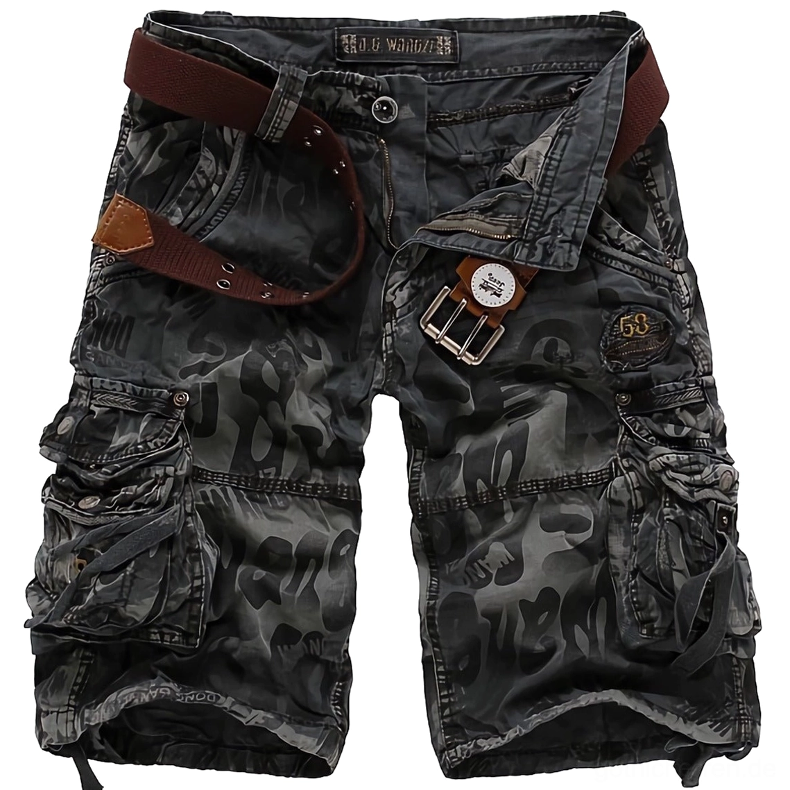 Dunkelgraue Camouflage Cargo Shorts für Herren mit militärischer Ästhetik, mehreren Utility-Taschen, braunem Lederriemen und metallischem Schnallenverschluss – perfekt für Gothic und Alternative Mode