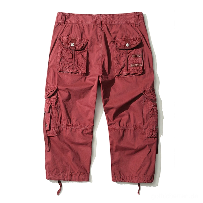 Nahaufnahme von Saum-Details der Cargo-Shorts mit verstellbarem Kordelzug-System für flexible Silhouette-Anpassung und gotische Oversized-Ästhetik-Styling-Optionen