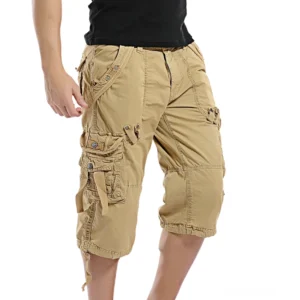 Vorderansicht von Herren-Cargo-Shorts in Khaki mit Multi-Funktion-Utility-Taschen, Knopfverschluss-Taillenband und angepassten Kordelzug-Säumen für vielseitige dunkle Styling-Optionen