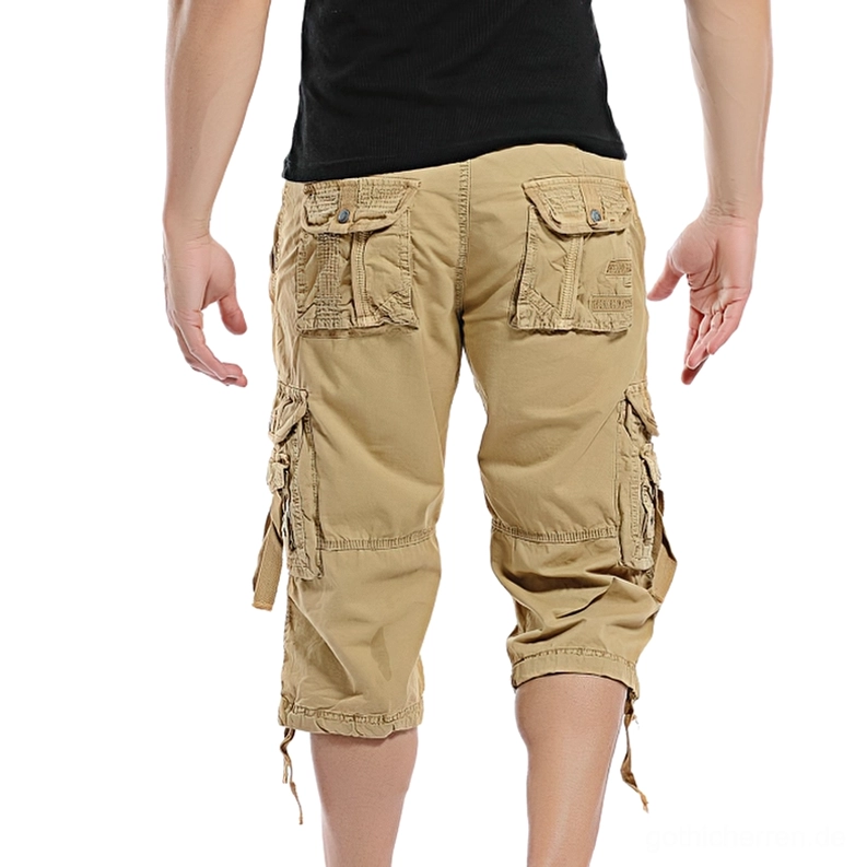 Rückansicht von Khaki-Cargo-Shorts für Herren mit strukturierten hinteren Flap-Taschen, Heavy-Duty-Utility-Konstruktion und verstellbaren Kordelzug-Details für gotische Fashion-Anwendungen