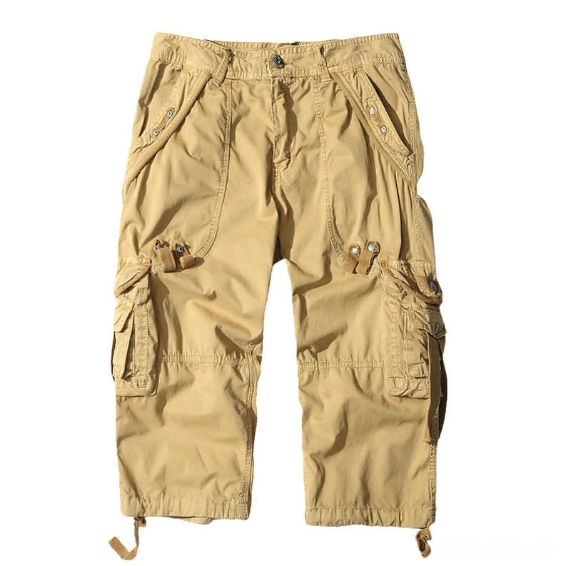 Vorderansicht von Khaki-Cargo-Shorts mit Vintage-gewaschenem glattem Stoff, Knopf-Taillenband, verstellbaren seitlichen Utility-Taschen und detaillierten Kordelzug-Säumen für gotische Wear-Ästhetik