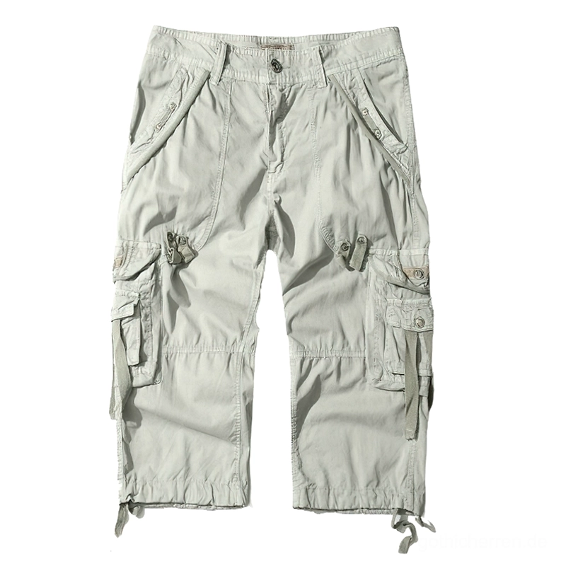 Vollständige Vorderansicht von hellgrauen Cargo-Shorts für Herren mit verstellbarem Kordelzug-Taillenband, mehreren Utility-Taschen und strukturierter Silhouette für zeitgenössische gotische Mode