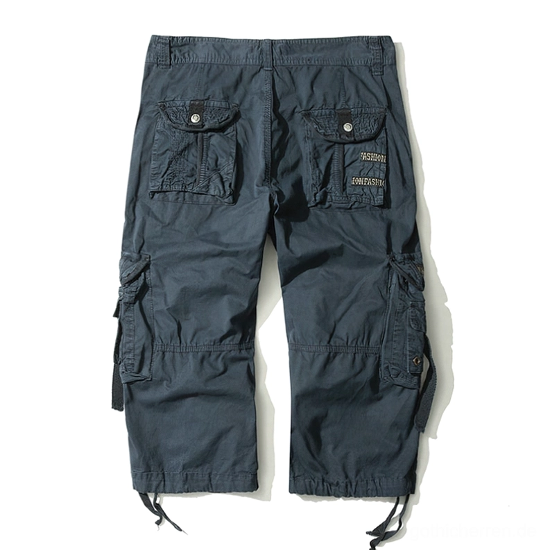Rückansicht von marineblau-Cargo-Shorts mit gedrucktem Label auf hinteren Flap-Taschen, seitlichen Utility-Taschen und verbrauchtem Vintage-Baumwoll-Finish mit Kordelzug-Details