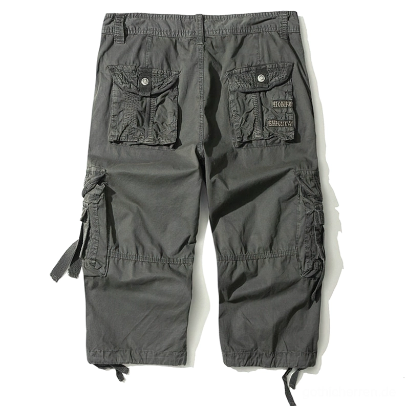 Detailaufnahme von Herren-Cargo-Shorts mit Fokus auf verstärkte Taschenkonstruktion, strapazierfähige Nähte und funktionale Pocket-Design-Elemente für langlebige gotische Utility-Wear-Qualität