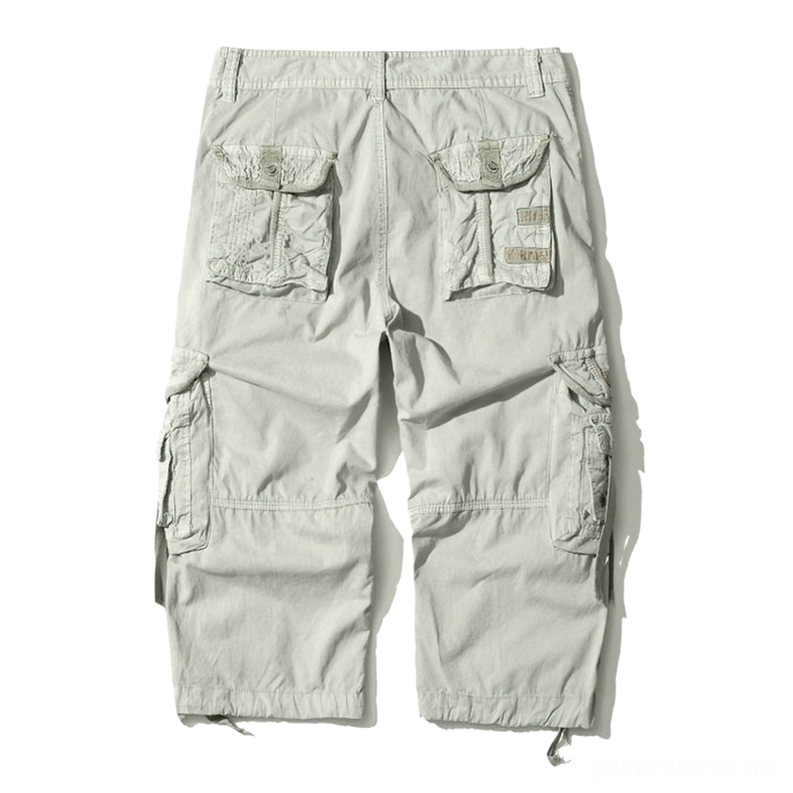 Seitenansicht von Herren-Cargo-Shorts zeigt Silhouette und Taschenpositionen mit verstellbaren Kordelzug-Säumen und strukturiertem Utility-Design für alternative Gothic-Fashion-Styling