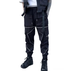 Schwarze Gothic Reflektive Tactical Cargohose Frontalansicht mit Patchwork Design und Multi-Cargo-Taschen