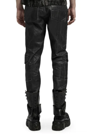 Rückansicht der schwarzen distressed Gothic Cargohose mit Rückentaschen und verwittertem Finish, getragen mit Platform-Boots