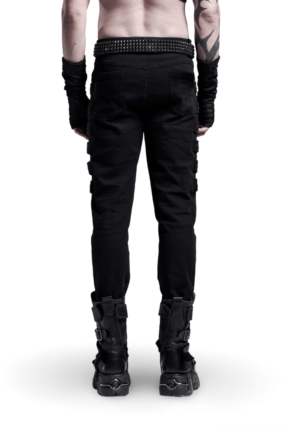 Fitted schwarze Gothic Cargo Hose mit mehrreihigen Seitenriemen und Metalösen - Rückansicht studiofoto zeigend strukturierte schnittführung