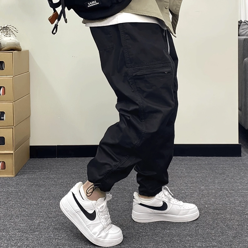 Gothic Cargo Cargohose Rückenansicht mit Passform-Darstellung und Drop-Crotch-Ästhetik von hinten, lockere Silhouette Design