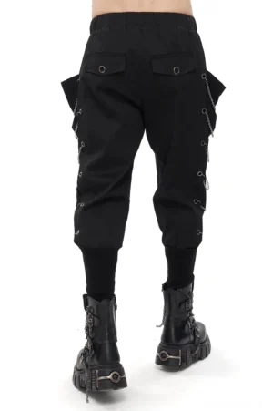 Rückseite schwarzer Gothic Cargohose mit hinteren Klapptaschen und Kettenösen-Trimm Detail