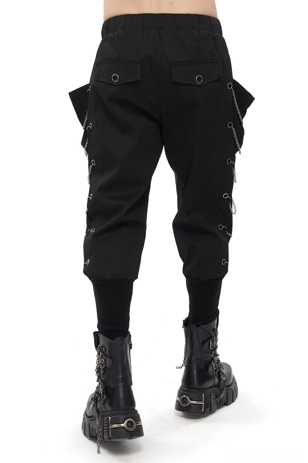 Rückseite schwarzer Gothic Cargohose mit hinteren Klapptaschen und Kettenösen-Trimm Detail