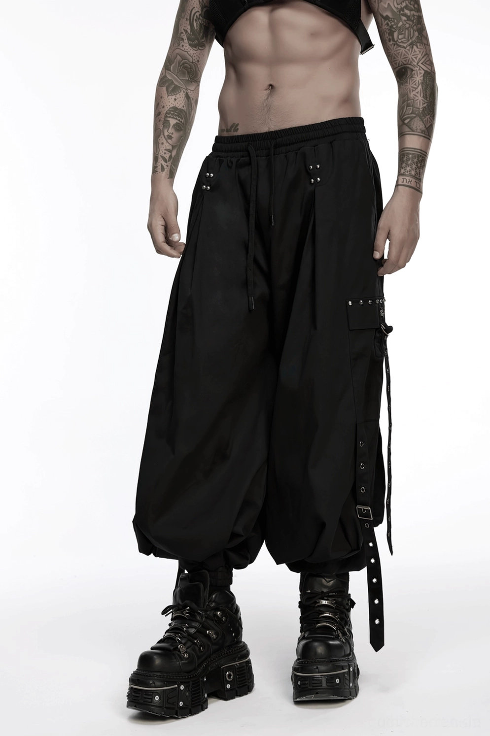 Schwarze Gothic Cargohose getragen mit Cyberpunk Accessoires und Metallschmuck Kombination Styling