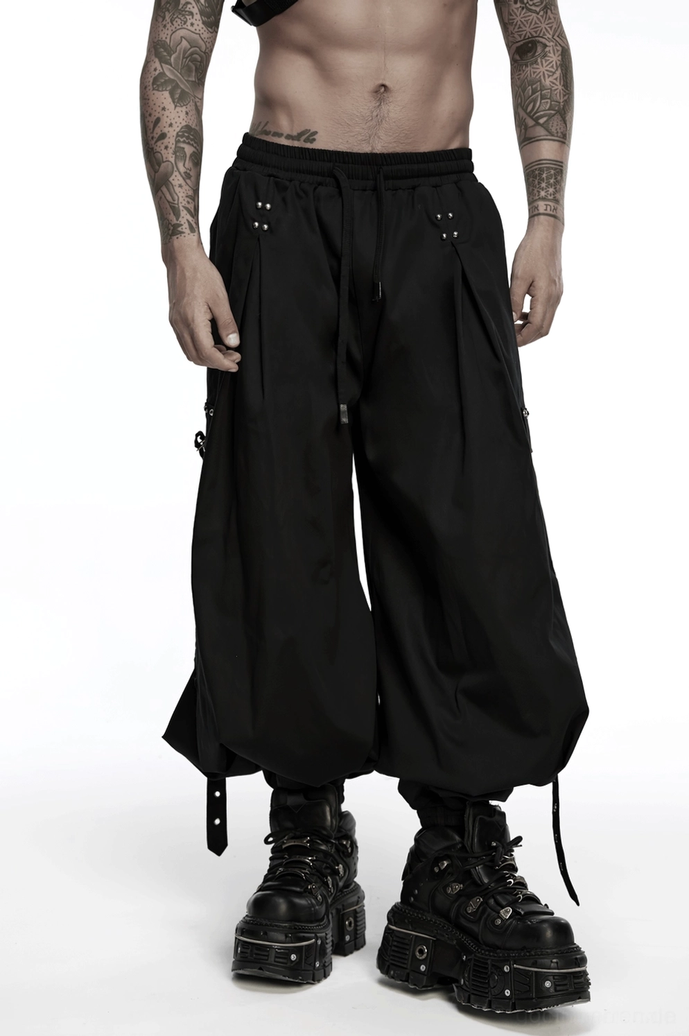 Schwarze Gothic Cargohose geschichteter Look zeigt lockere Passform und dramatische Drapierungs-Silhouette