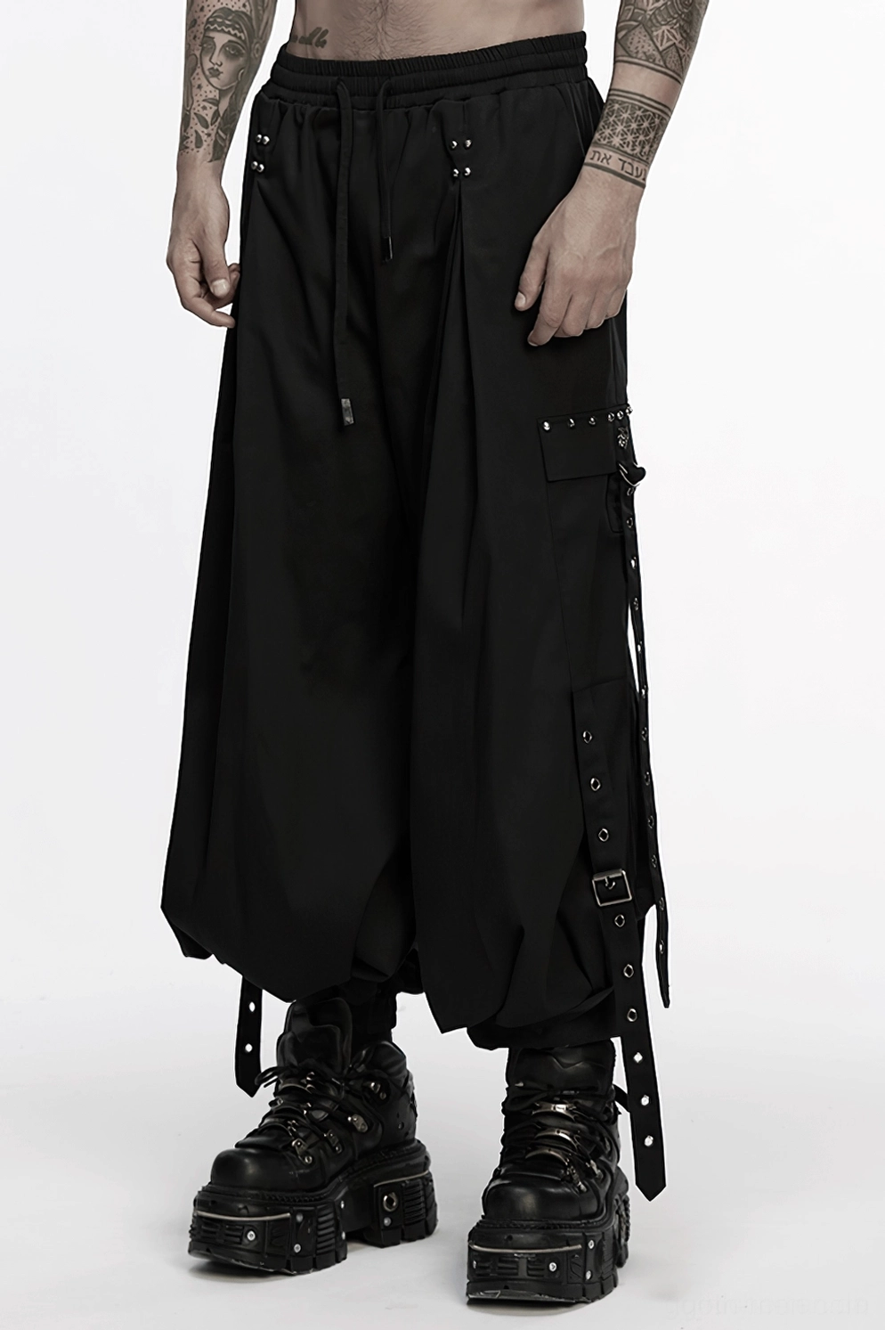Schwarze Gothic Cargohose zeigt Kordelzug Taille und Nieten Dekorations Details auf Bund