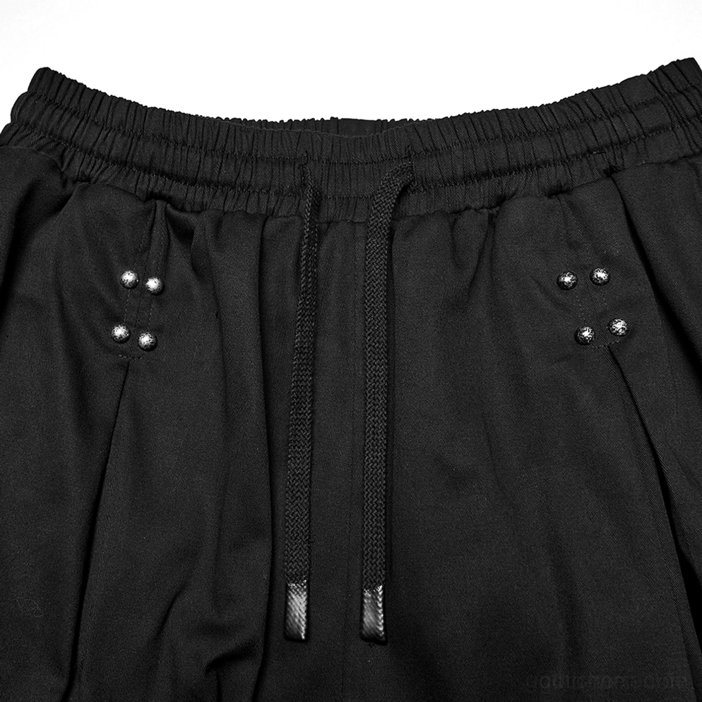 Schwarze Gothic Cargohose Detailaufnahme Metallnieten Ösen und industrielle Hardware Elements Nahaufnahme