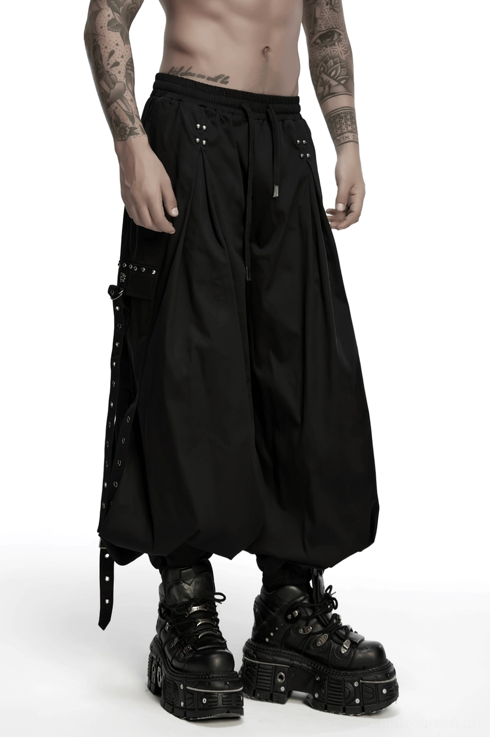 Schwarze Gothic Cargohose auf Model mit alternativer Mode Accessoires und Stiefeln Styling Demonstration