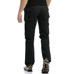 Herren schwarze Military Cargohose Rückansicht – Multiple Knopftaschen und straight Cut Silhouette in Breitgewebe
