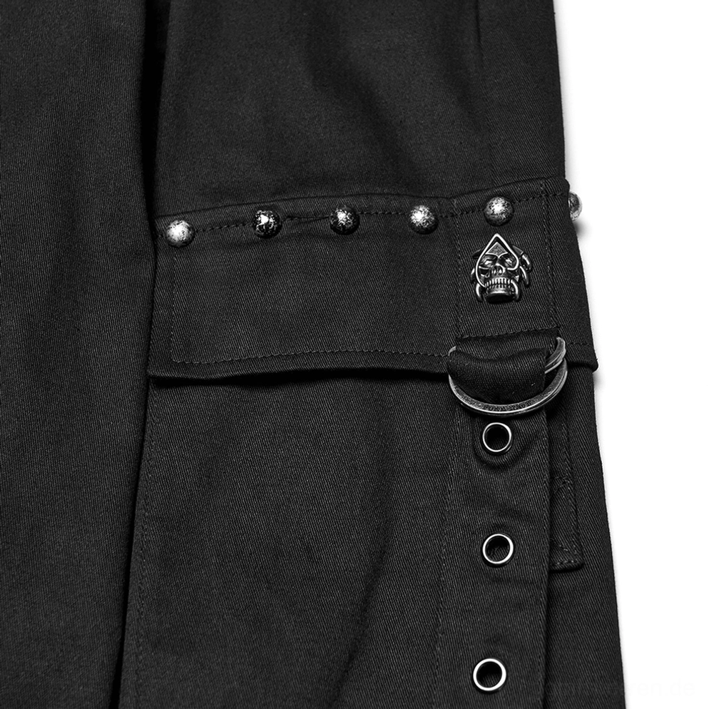 Nahaufnahme schwarze Gothic Cargohose Tasche zeigt Metallnieten und Totenkopf Emblem mit D-Ring Hardware