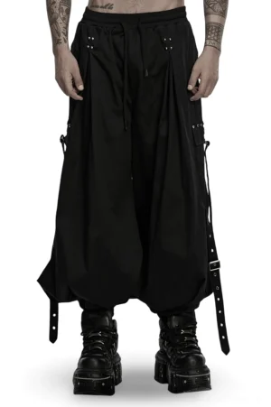 Schwarze Gothic Cargohose Vorderansicht mit verstellbaren Riemen und Metallnieten Details auf männlichem Model vor weißem Hintergrund