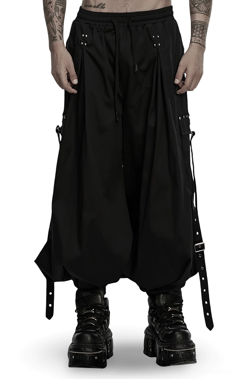 Schwarze Gothic Cargohose Vorderansicht mit verstellbaren Riemen und Metallnieten Details auf männlichem Model vor weißem Hintergrund