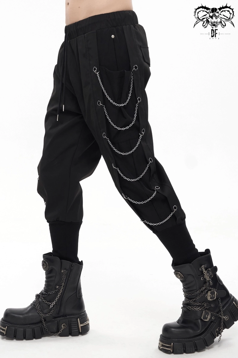Detail schwarzer Gothic Cargohose Seitentasche mit Klappenabschluss und struktureller Naht
