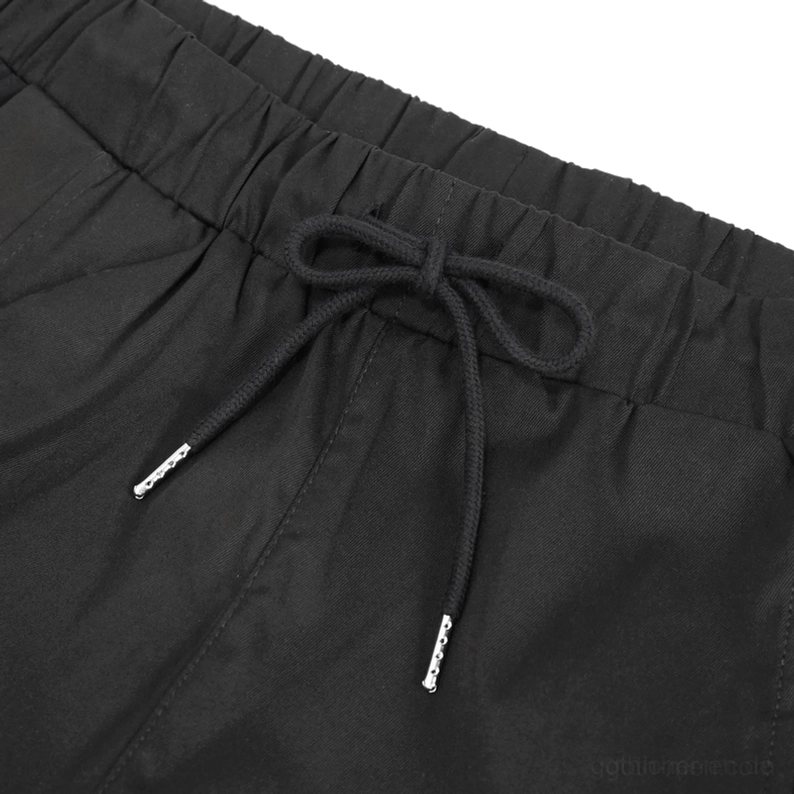 Vorderer Taillenbereich schwarzer Gothic Cargohose mit elastischem Kordelzugbund und Metalltipp-Kordel