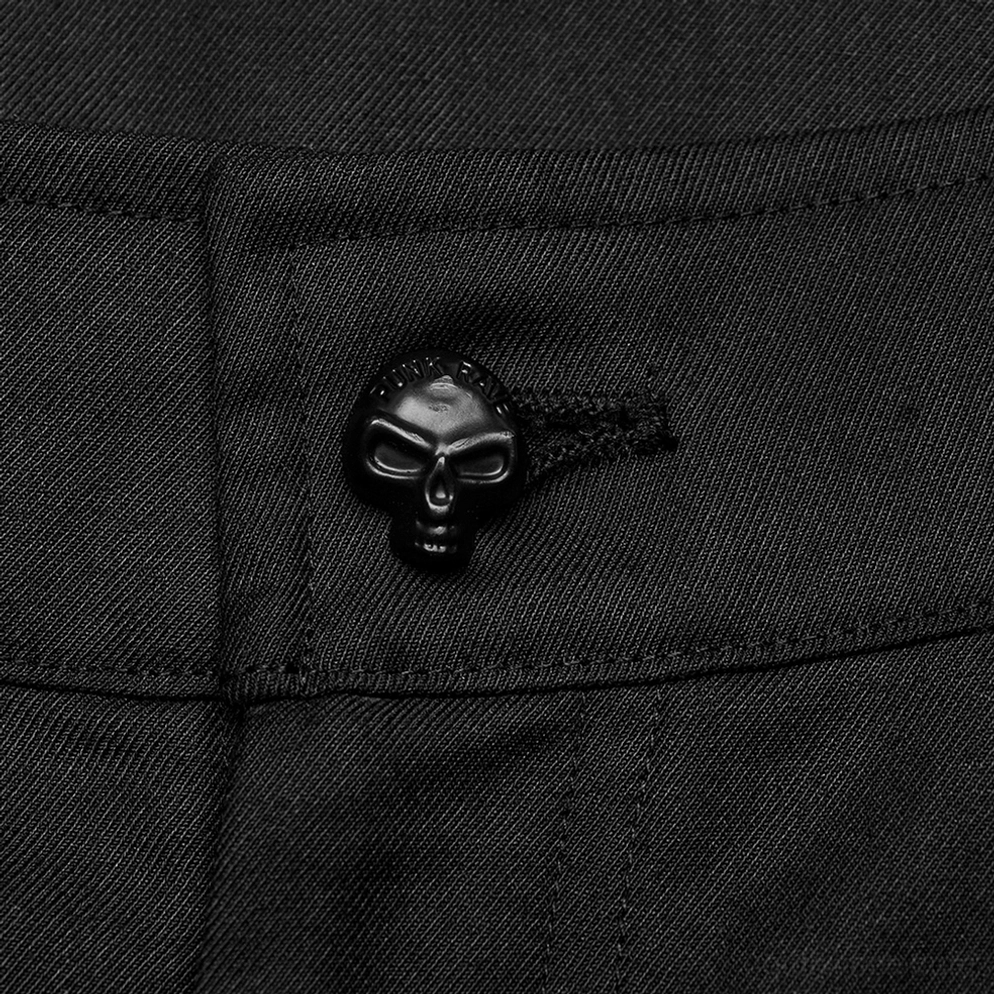 Nahaufnahme des Totenkopf-Knopfes an der Taille der schwarzen Gothic Cargohose, Twill-Stoff-Textur und Nähte deutlich sichtbar