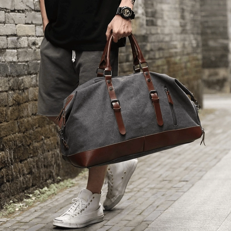 Gothic Carry-On Duffel-Tasche gepackt für Reise demonstriert große Kapazität und organisatorische Fachkompartimente für Handgepäck