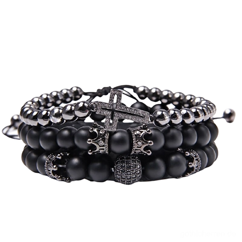 Schwarzes gotisches Mehrschicht Charm Armband mit mattem Naturstein Achat Perlen, verziertem Kreuzanhänger, Kronencharm und Lavagestein auf weißem Hintergrund, flache Produktfotografie