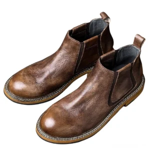 Verwetterte braune Echtleder Chelsea Boots mit rundem Zehendesign und genähter Gummisohle, Seitenansicht Dreiviertelwinkel