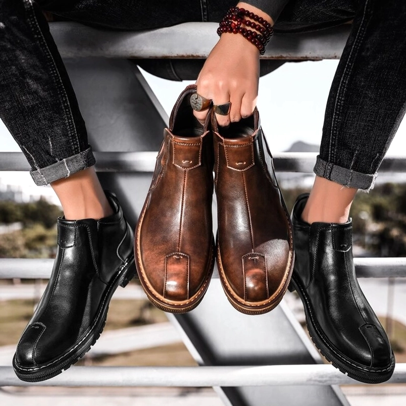 Zwei-Farben Gothic Knöchel-Stiefel für Herren von Hand gehalten mit Armband, Vogelperspektive, schwarze und braune Chelsea-Stil-Optionen Vergleich