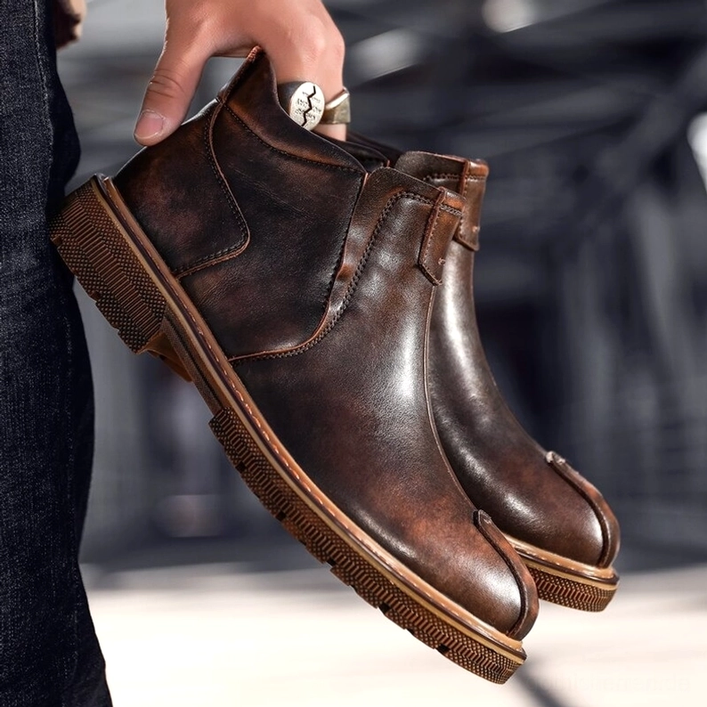 Gothic Herren Knöchel-Stiefel in klassischem Slip-on Chelsea Design, Seitenprofil zeigt Stiefel-Silhouette, zeitlose Form und elegant Kontur