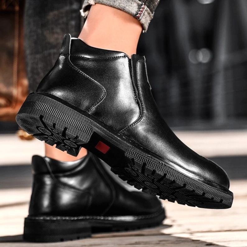 Gothic Knöchel-Stiefel angehoben zur Darstellung der gestickte Gummisohle, getragen mit heller Jeans, Holz-Bodenbelag, Qualitätskonstruktion und Sohlendetail Showcase