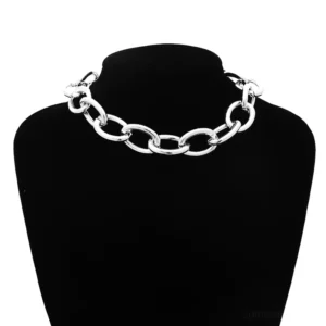 Silberne Gothic Choker Kette mit klobiger ovaler Gliederketten-Struktur, Vorderansicht auf schwarzem Samt-Mannequin mit weißem Hintergrund – Alternative Schmuck-Kollektion