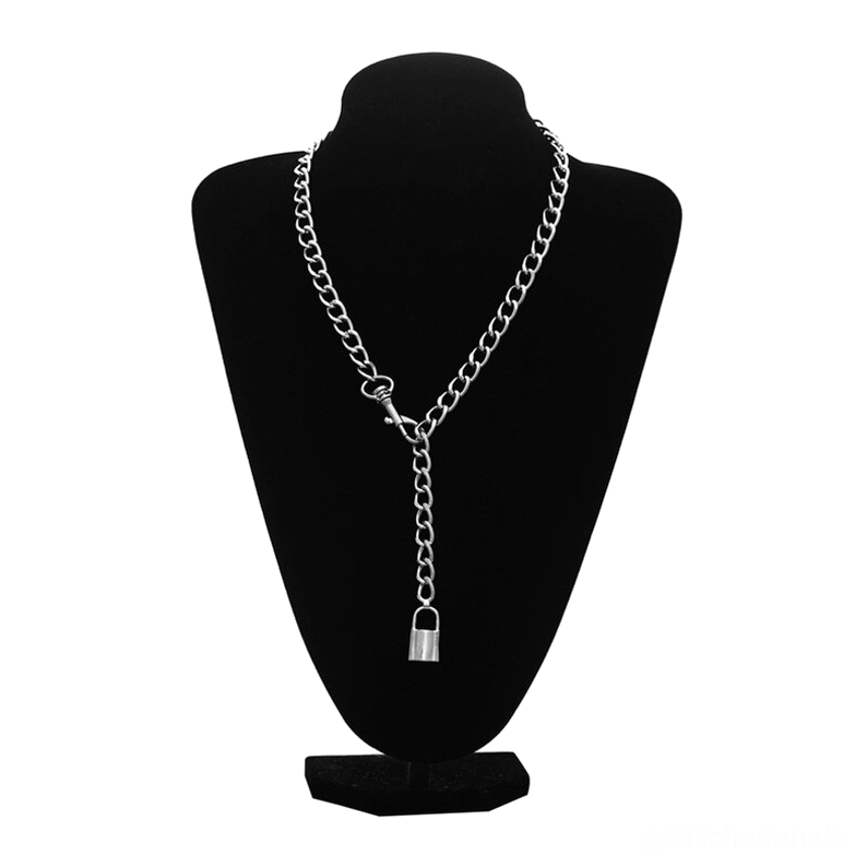 Gothic y-lariat choker mit rechteckigem schloss anhaenger, silber panzerkette, frontalansicht auf schwarzem schmuckstaender