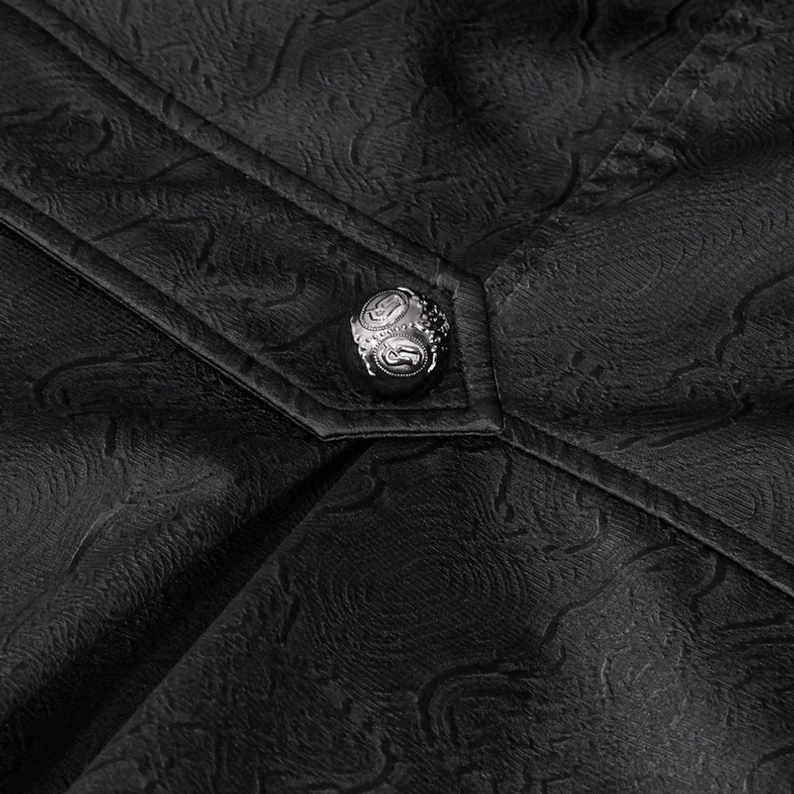 Nahaufnahme Naht-Detail Stich und ornate Metalldekorationsknopf schwarzer Leder-Gothic-Mantel Handwerkskunst Präzision