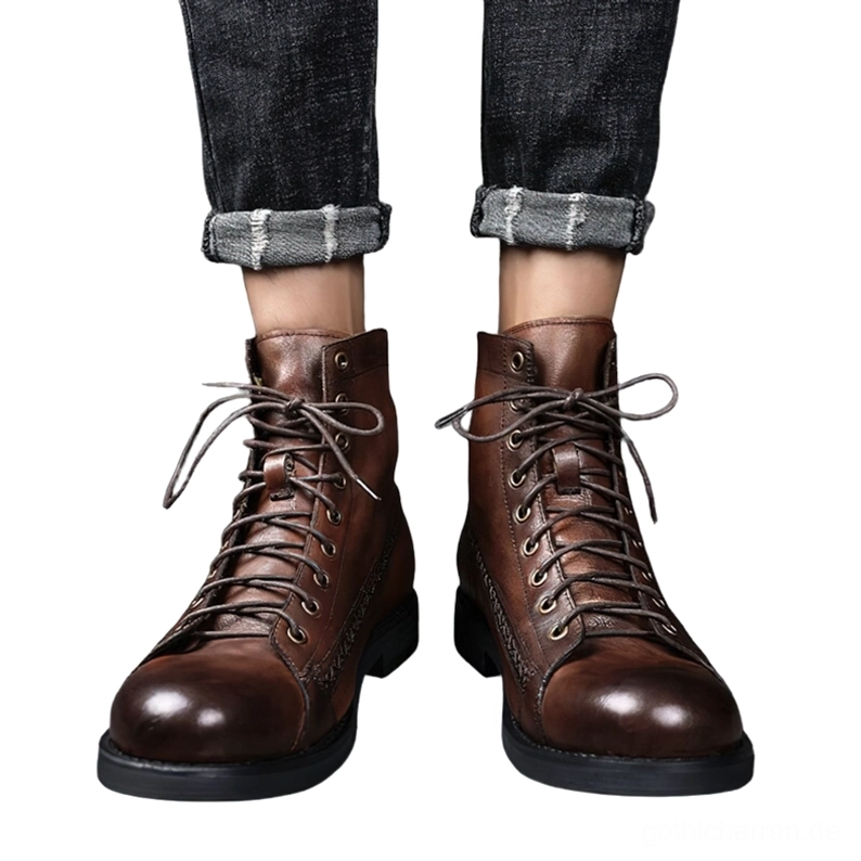 Herren tragen schwarze und braune Gothic Schnürstiefel mit hochgekrämpelten Jeans im Casual-Styling
