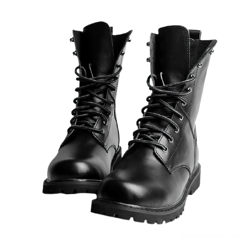 Schwarze gothische Schnürstiefel Vorderansicht mit Metalllöchern und dicker Gummisohle - authentische Lederstiefel für Herren