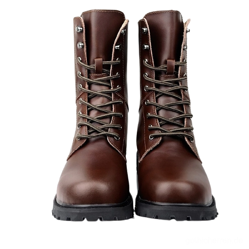 Paar braune Ledergothik-Combat-Stiefel Vorderansicht mit runder Zehenform und Metalllöchern - Alternative Herrenstiefel