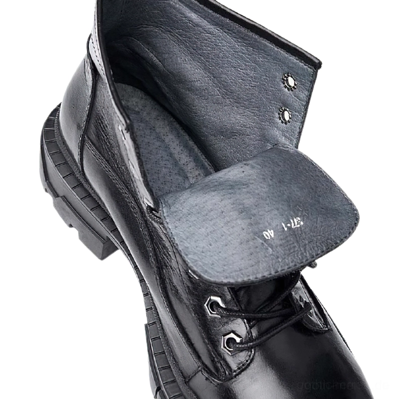 Innenseite von Herren-Gothic Combat Stiefel mit echtem Lederfutter und Größenkennzeichnung auf der Innensohle