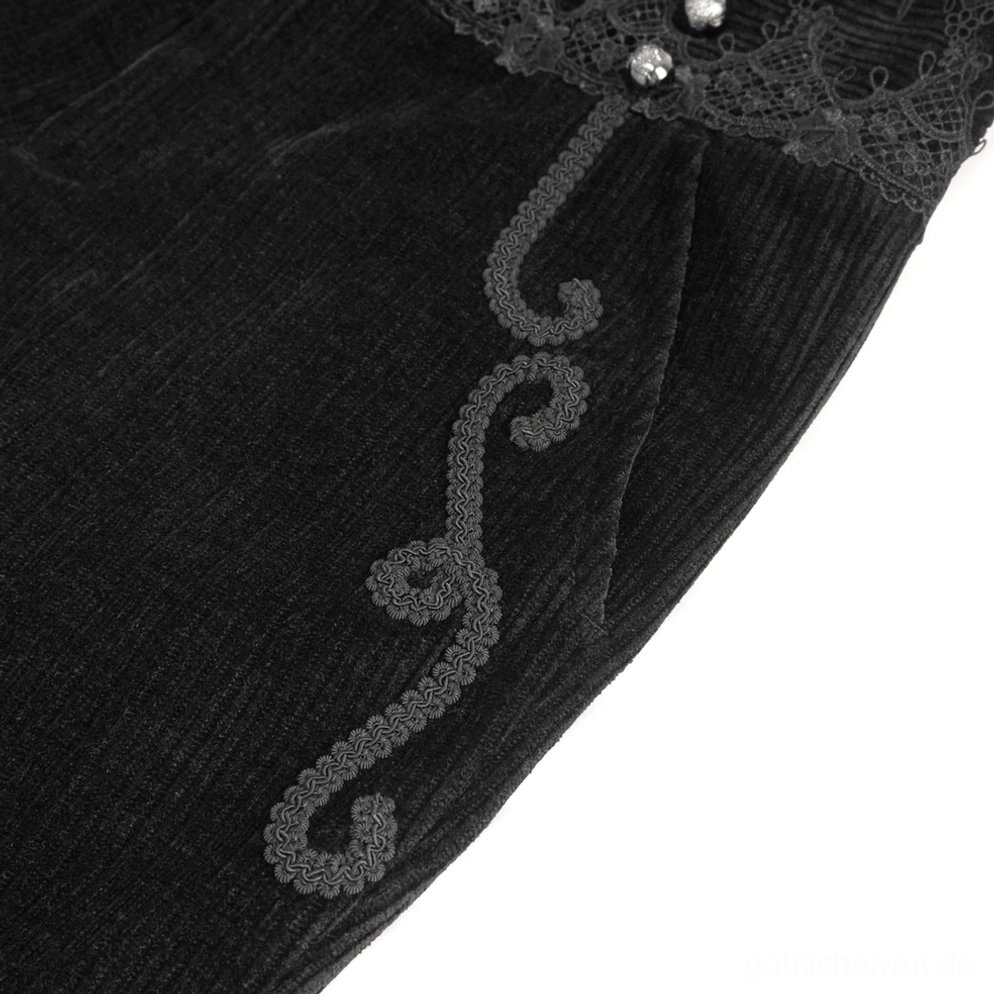 Detailaufnahme der Seitennaht mit kunstvoller 3D-Scrollverzierung und Spitzeneinfassung, zeigt mittelalterliche Ornamentik und Handwerkstradition